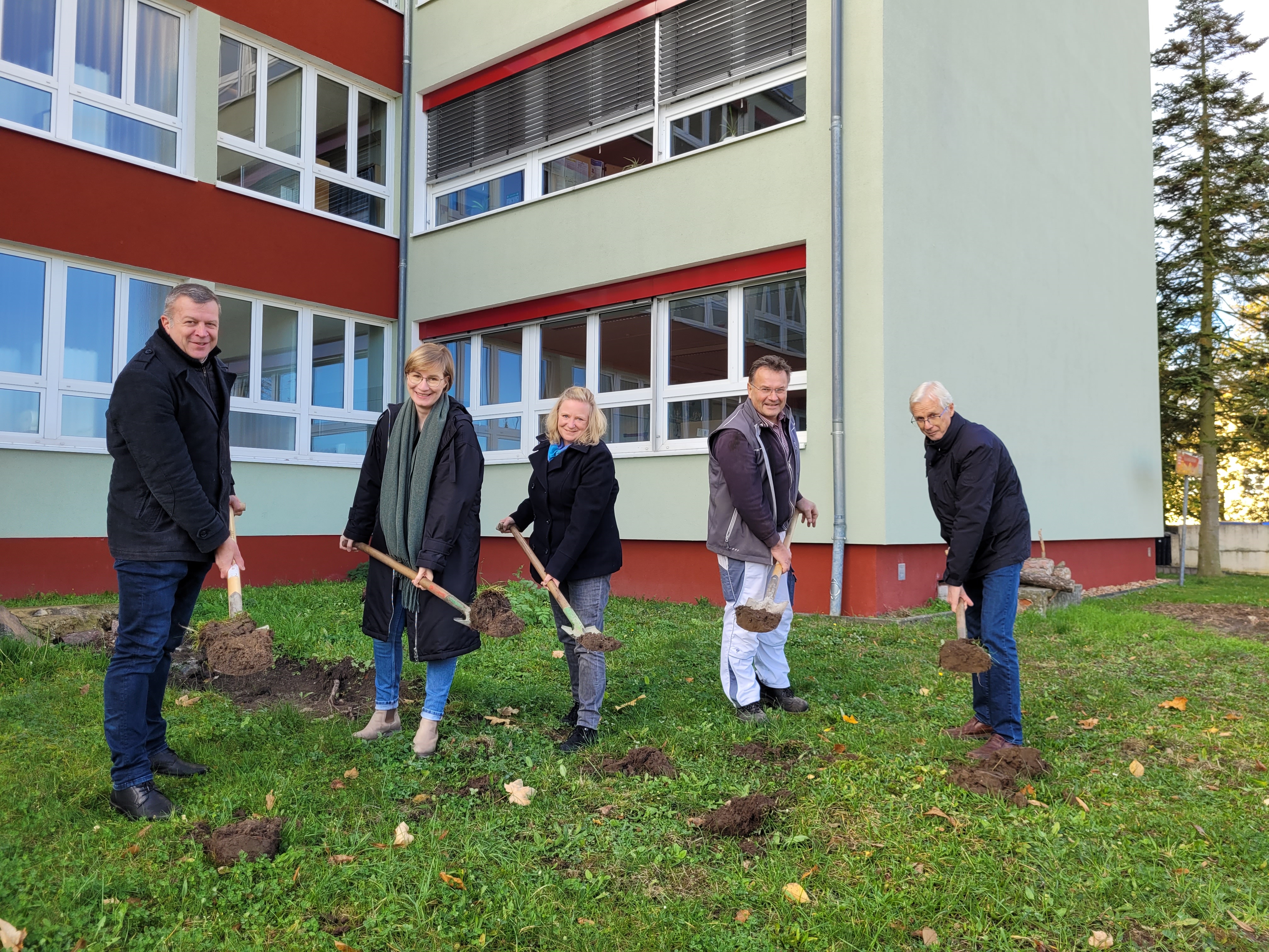 Spatenstich zum Baubeginn für den Anbau des multifunktionalen Mehrzweckraumes an der Grundschule Friedland